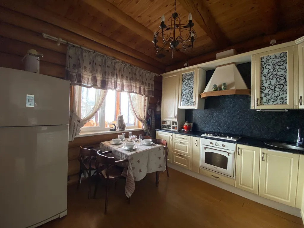 Русская усадьба, бревенчатый 2-х этажный дом с баней