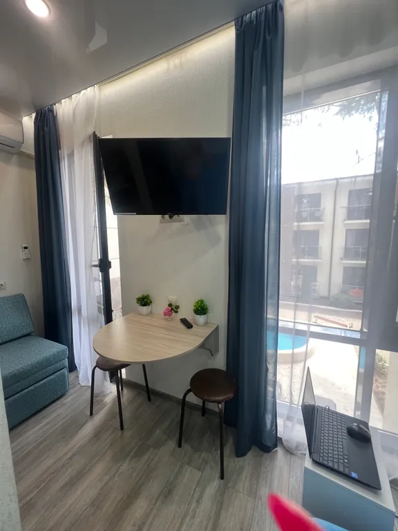 Квартира у моря с балконом и бассейном