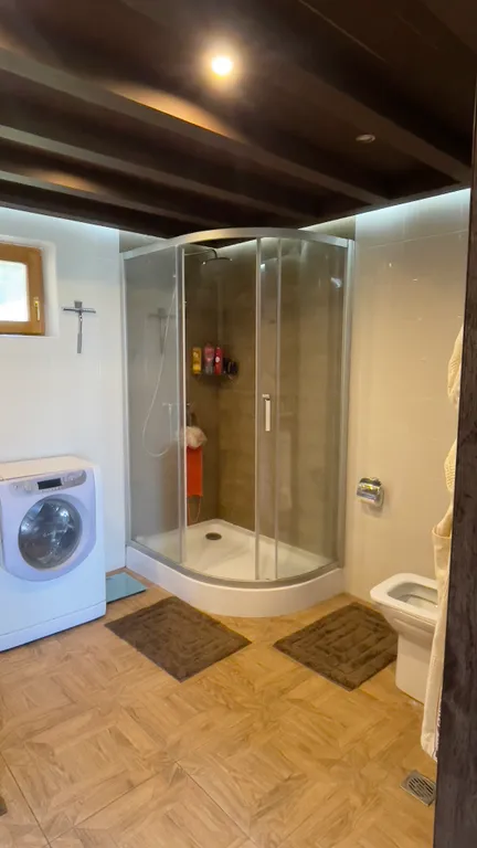 Загородный дом в лесу у реки