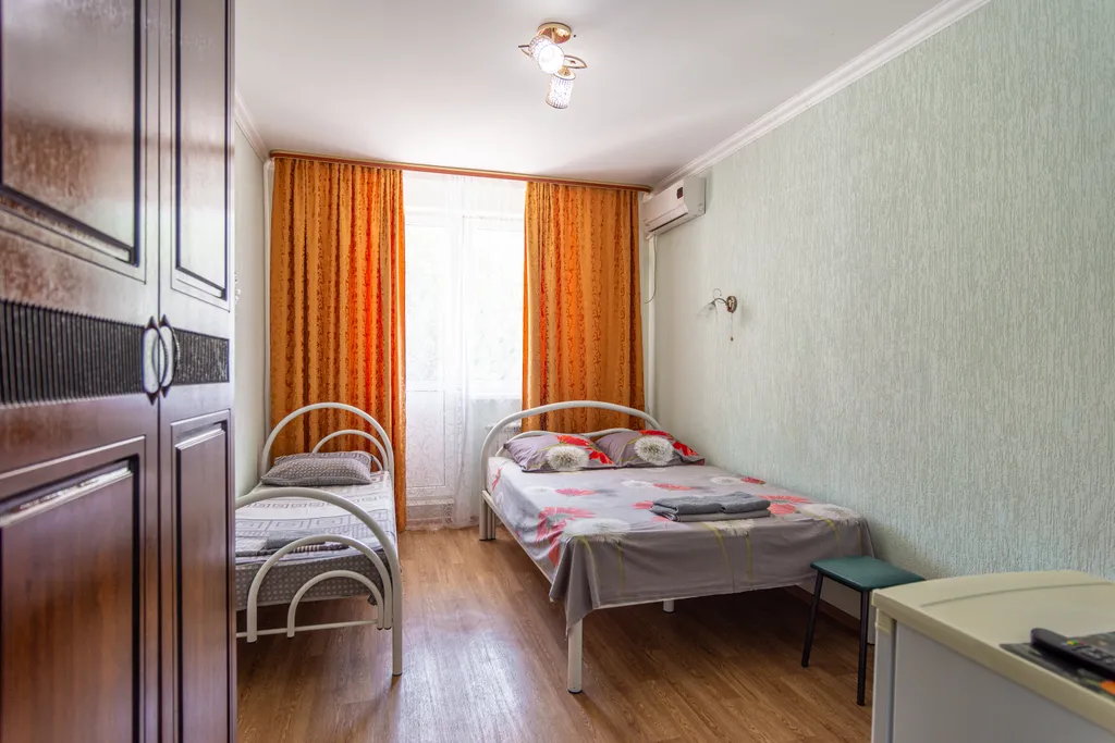 Номер с видом на горы и бассейн.