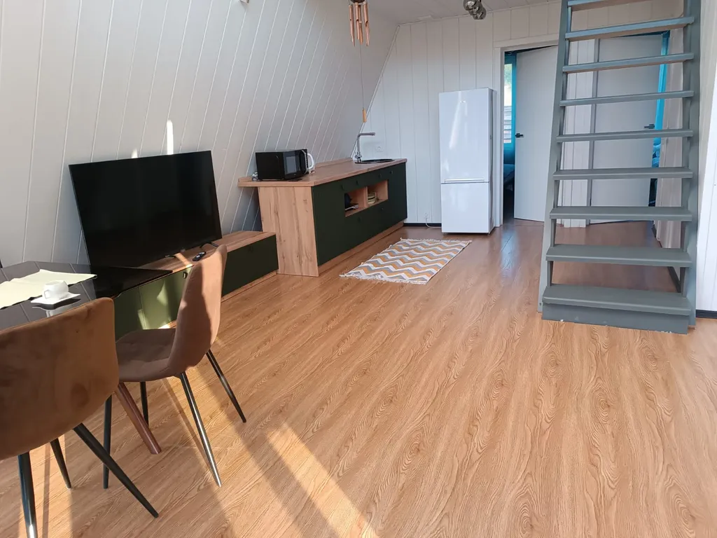 Большой дом в стиле А-фрейм на берегу реки Люторка