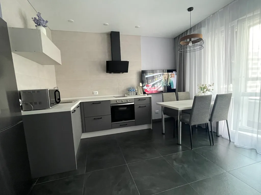 Просторная уютная студия с панорамным остеклением в тихий двор