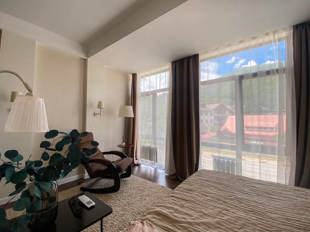 Студия с панорамным видом на центральной улице