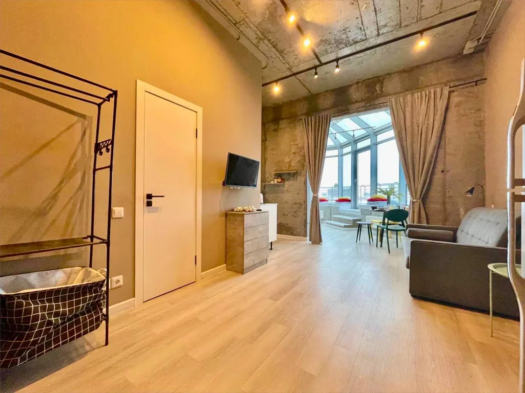 Шикарная квартира с панорамными окнами и террасой рядом с титан ареной