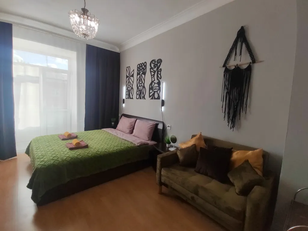 Трёхкомнатная квартира с раздельными комнатами, балконом в центре