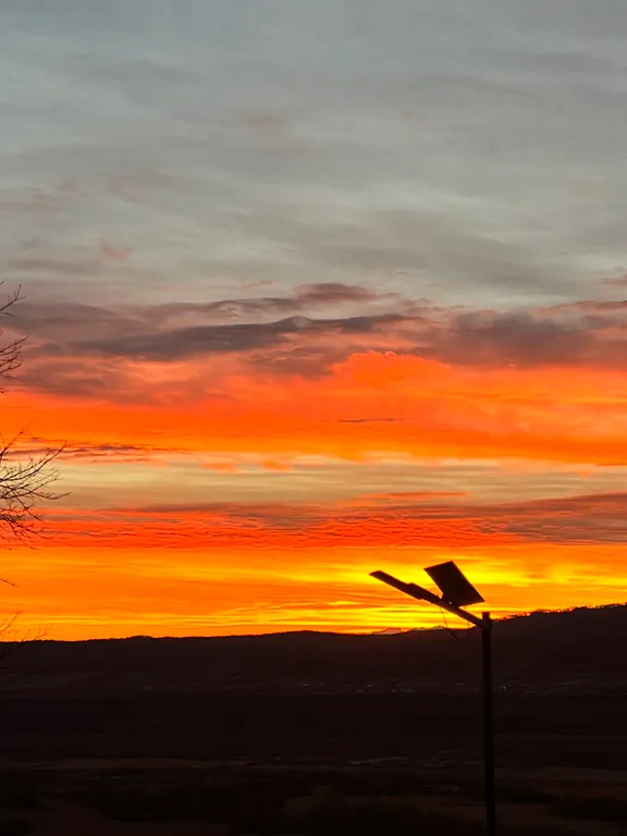 Домик на холме с видом на лес и горы