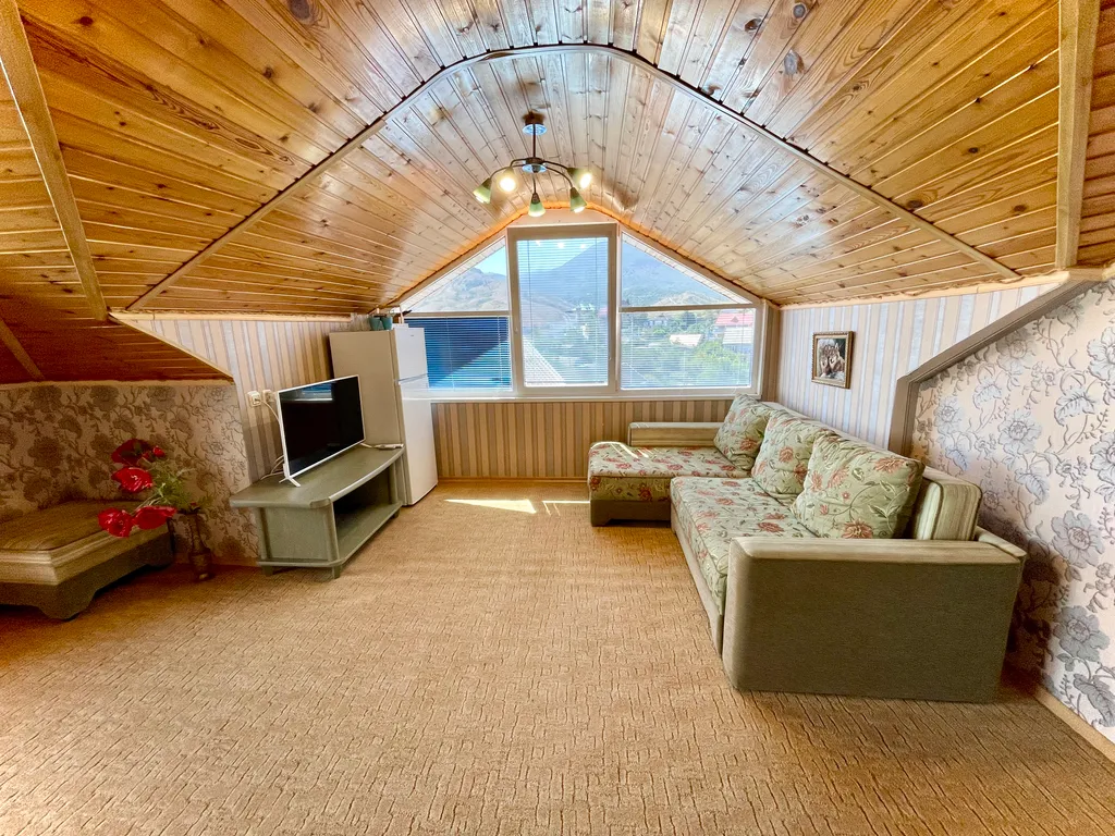 Пентхаус с балконом и видом на море