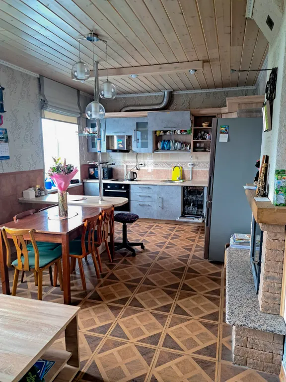 Уютный домик на берегу реки Кола