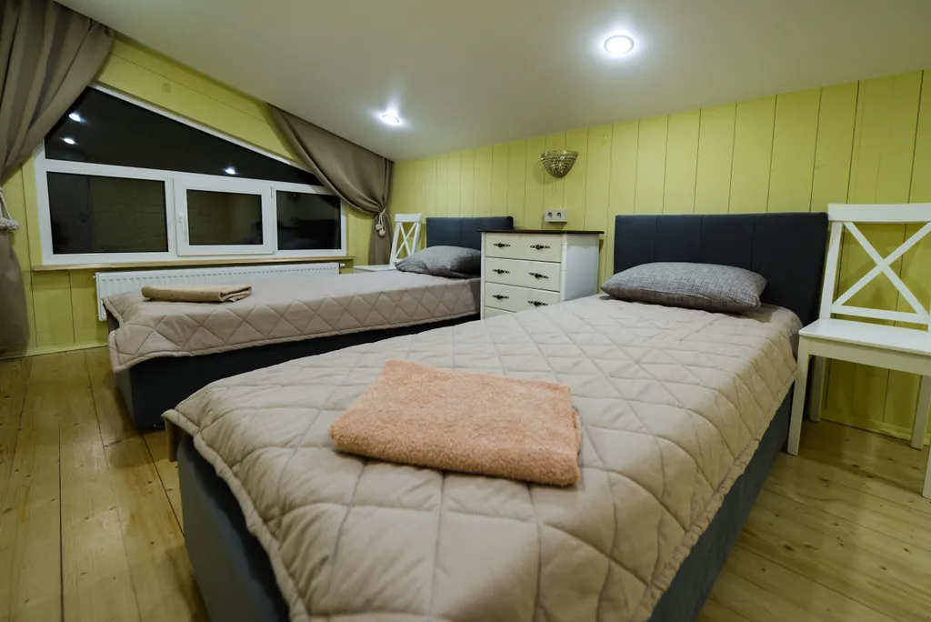 Большой коттедж на берегу из двух частей