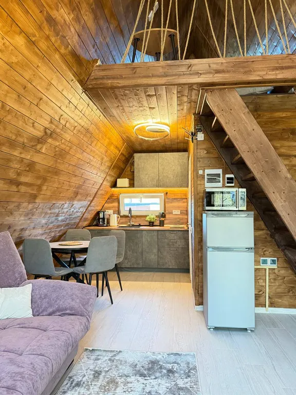 Уютный афрейм в березовом лесу