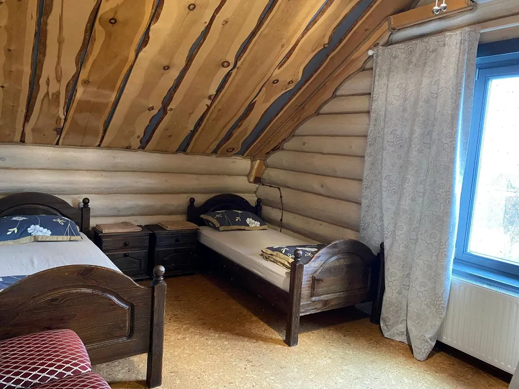 Большой дом с баней, бассейном и видом на озеро