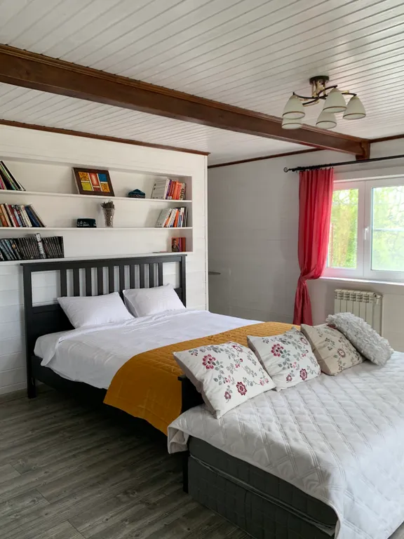 Дом у пруда