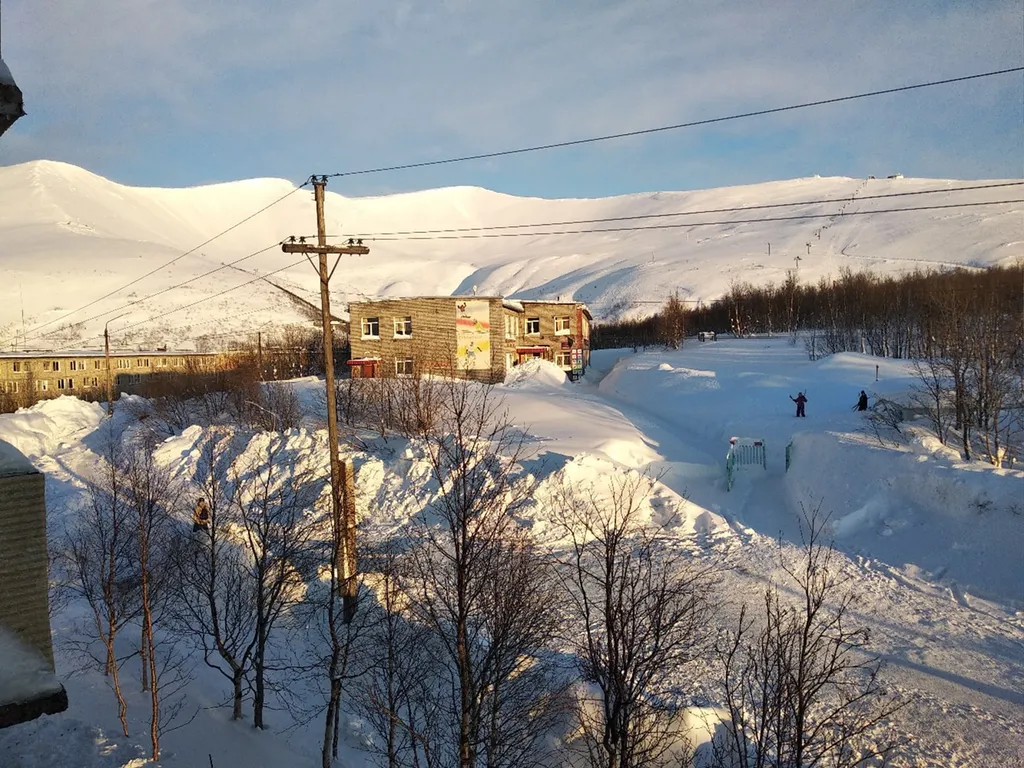 Квартира у горы, с балконом