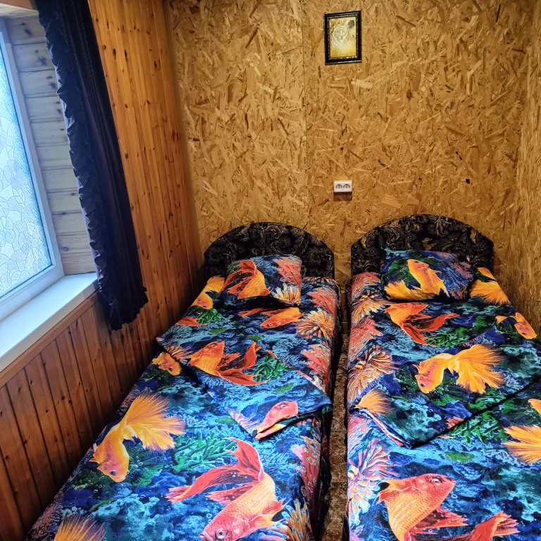 Отдельный домик с двумя комнатами со своей кухней и санузлом