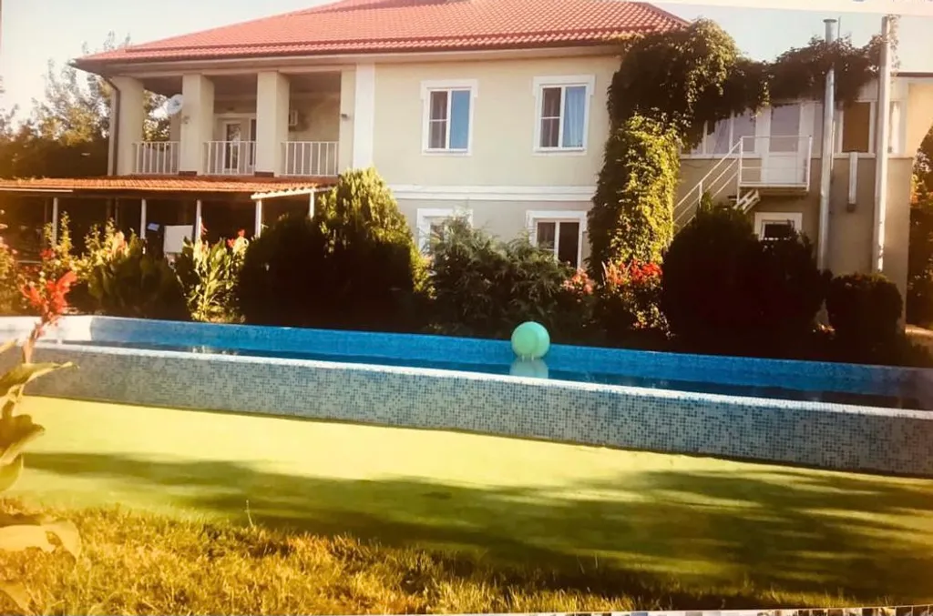 Коттедж С бассейном рядом с морем — аренда посуточно в Пересыпь