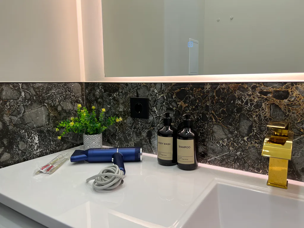 Шикарная студия с панорамой и красивой ванной