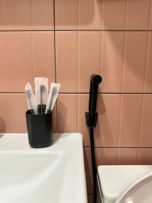 Красивая трех-комнатная квартира с дизайнерским ремонтом