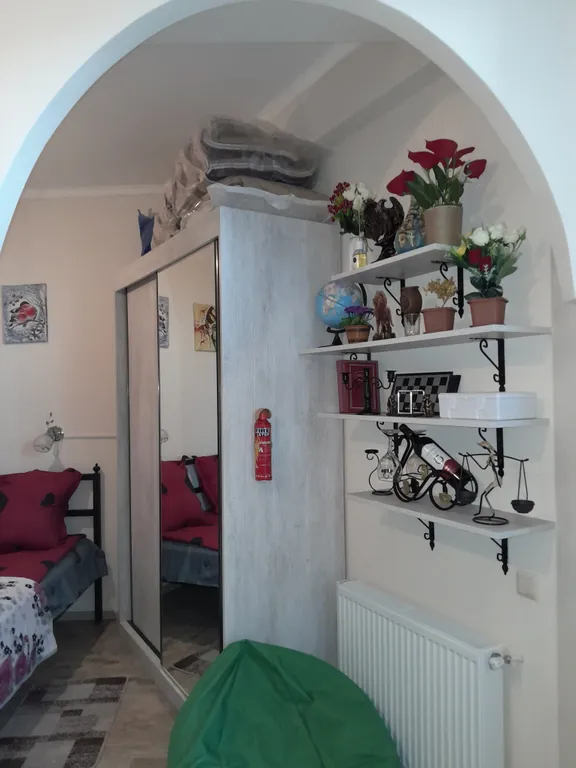 Уютная квартира у моря с видом с балкона на достопримечательности, ели и город