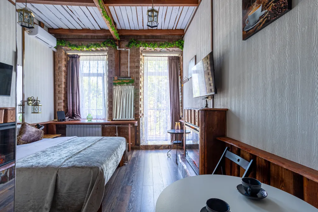 Романтическая студия с камином и балконом в старинном особняке