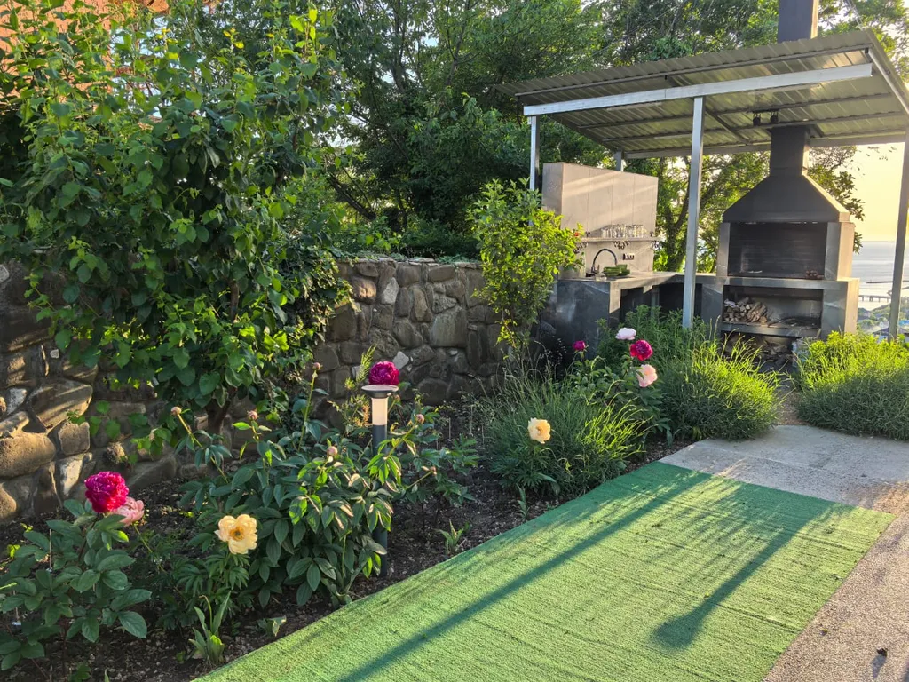 Апартаменты 2 в частном доме с тёплым бассейном у моря