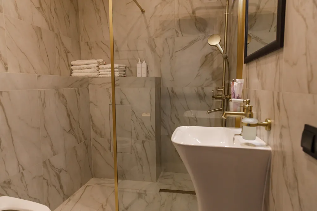 Просторный двухкомнатный коттедж в лесу у пруда