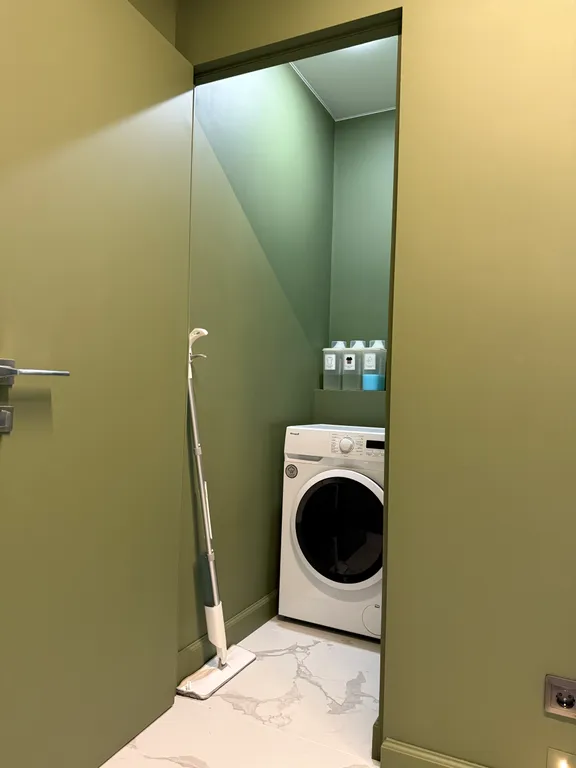 Розовая лошадка у себя дома