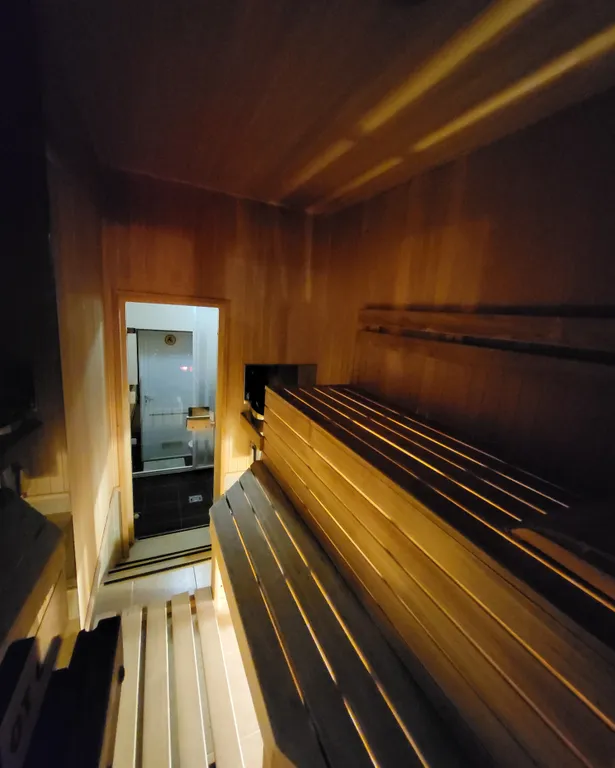 Шикарный трехкомнатный апартамент с кухней и балконом