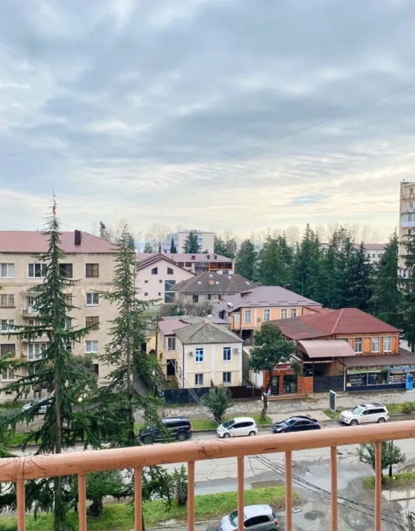 Четырехкомнатная квартира в центре г Сухум в 3х минутах от моря
