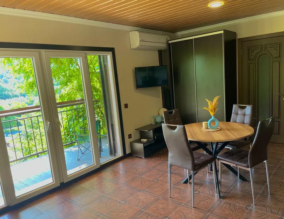 Уютный дом с видом на набережную в шаге от центра города