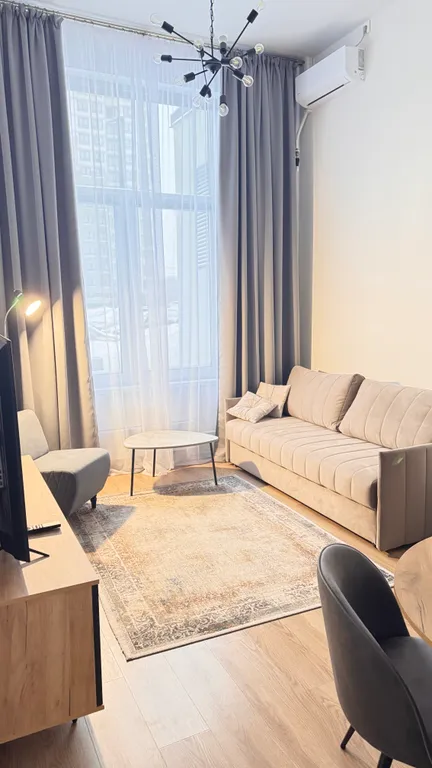 Евродвушка с высокими потолками и большими окнами, 2 кровати