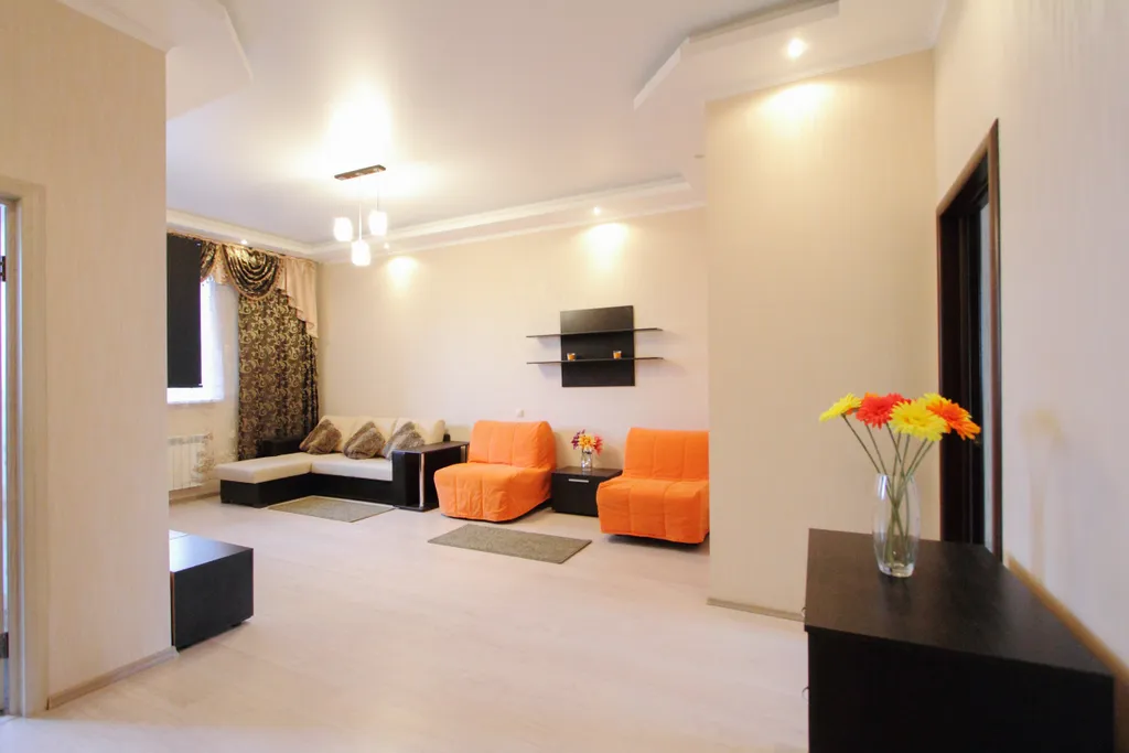 Двухкомнатная квартира с большой гостиной и балконом