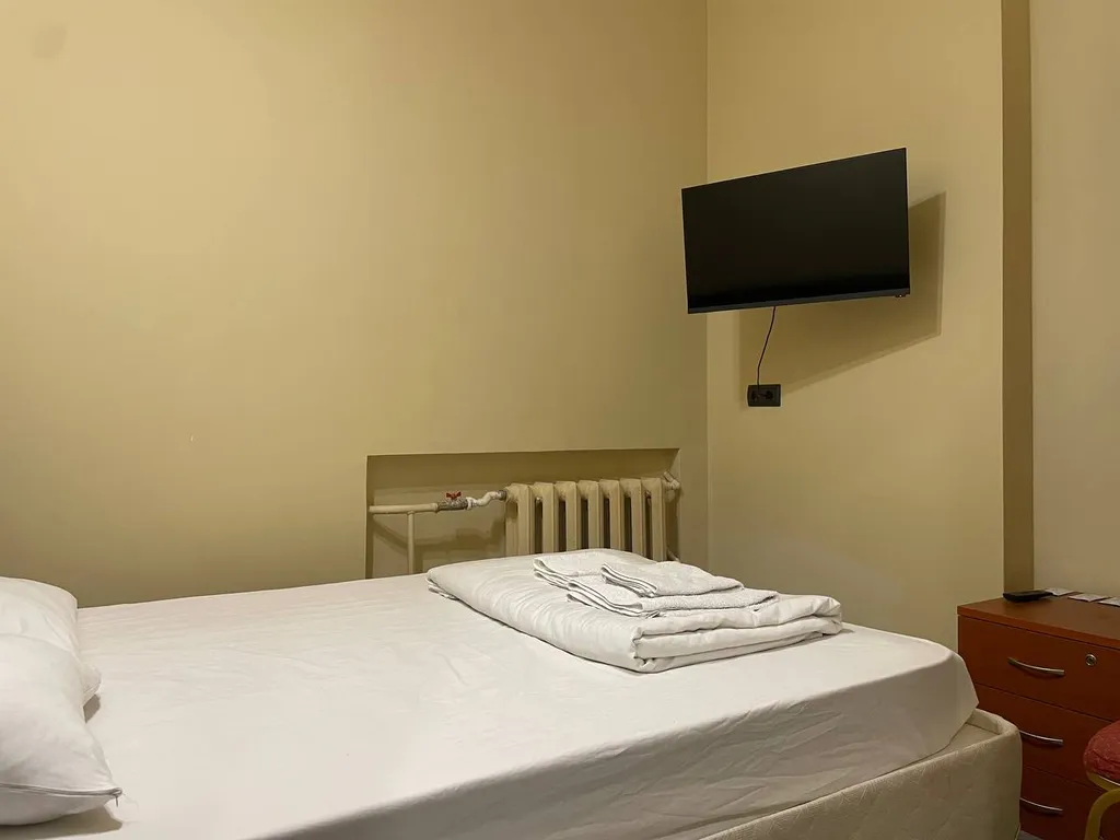 Двухместный номер эконом класса без окна с общей ванной комнатой