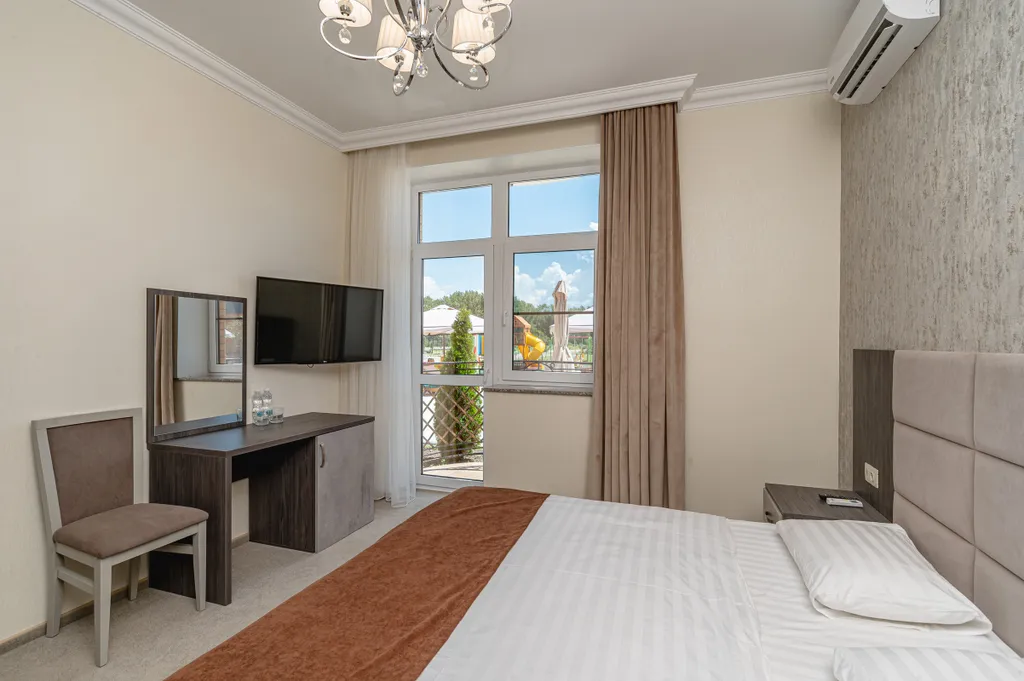 Трехместный комфорт с французским балконом и видом на бассейн и парк