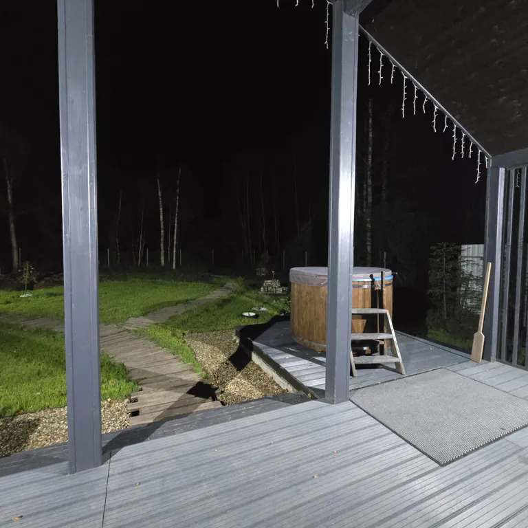 Дом в стиле барнхаус с японской купелью фурако на террасе