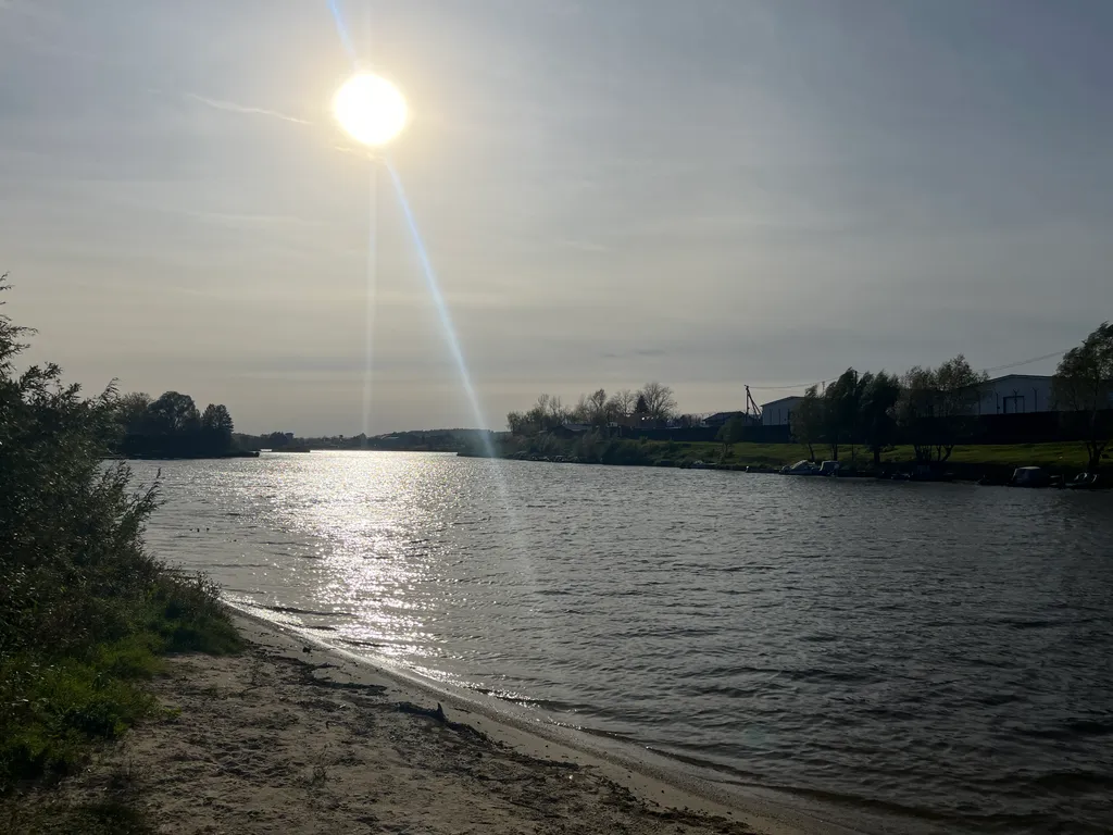 Уютный домик в тихом месте у реки