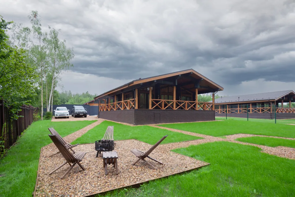 Дом у озера в лесу