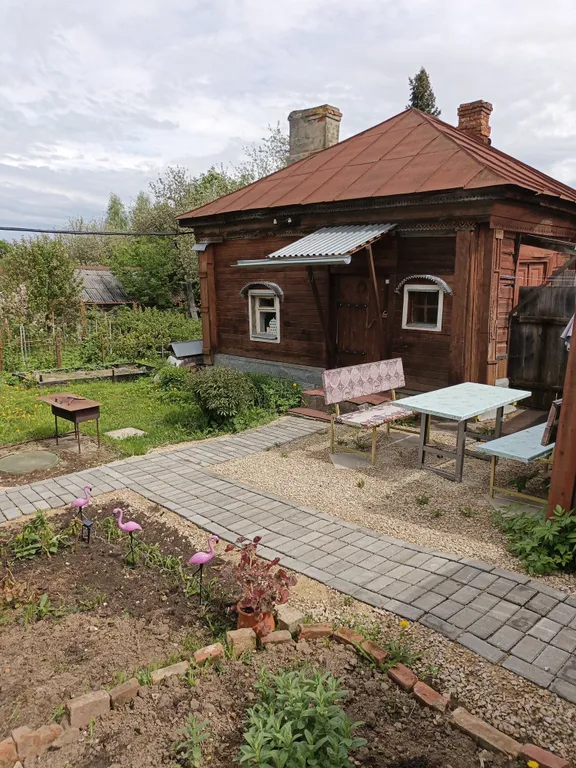 Деревенская изба на тихой улочке