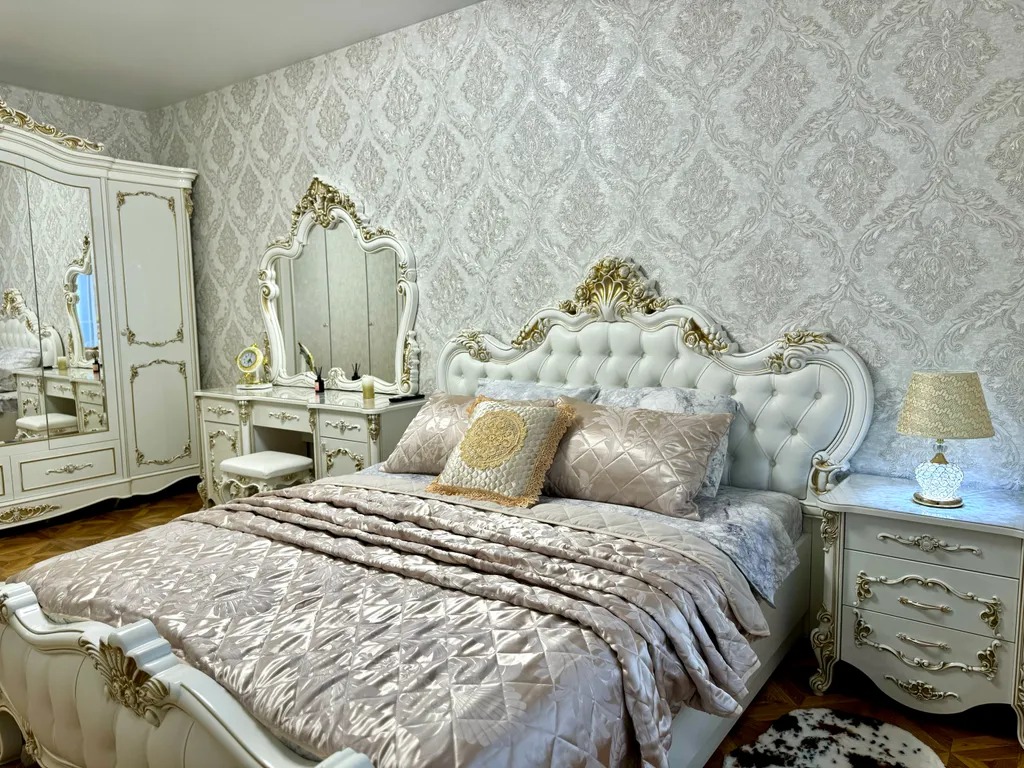 Апартаменты в античном стиле, с джакузи и красивым видом из окна