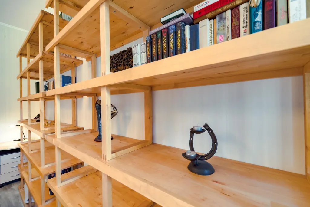 В центре, с видом на Адмиралтейский канал и "Новую Голландию"