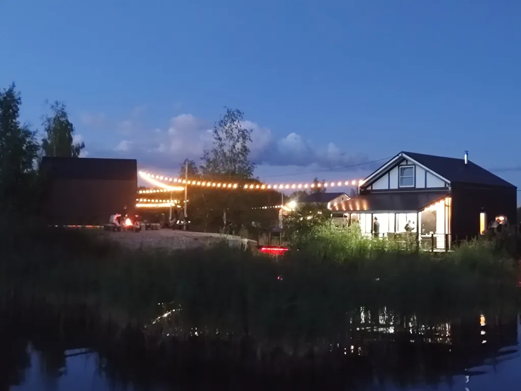 Дома и бани на берегу озера