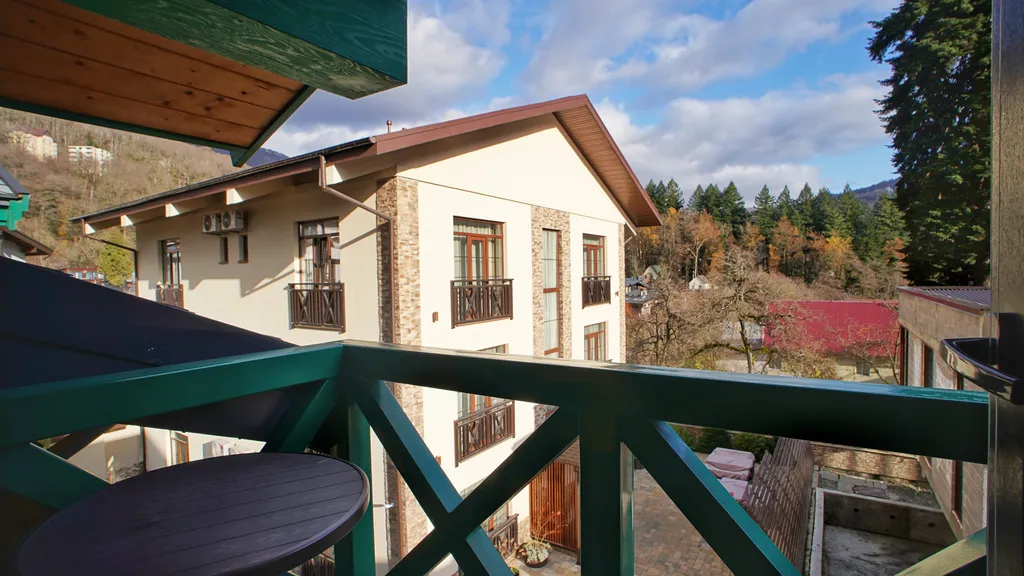 Просторная и уютная студия с балконом, идеальный вид на горы, центр