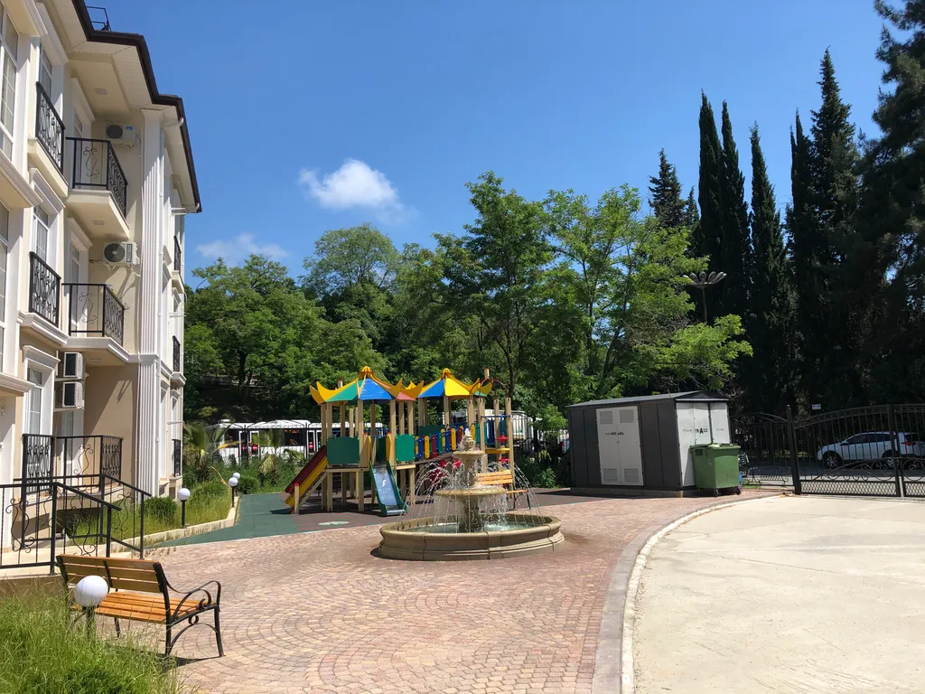 Стильная студия у моря с камином