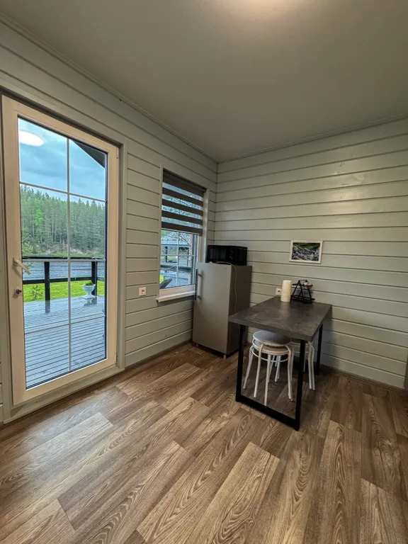 Домик на берегу реки