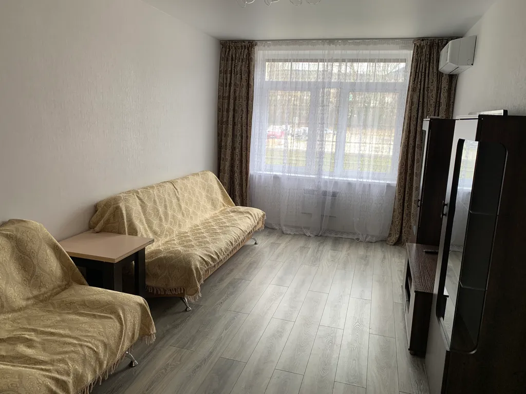 3 -комнатная квартира с бассейном во дворе