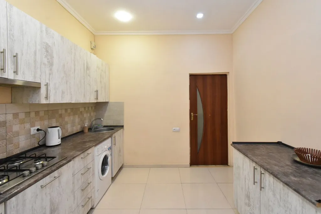 Двухкомнатная светлая квартира с высокими потолками в центре города