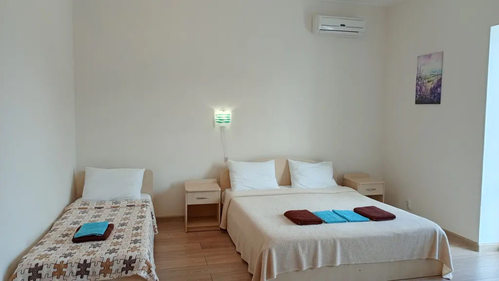 Трёхместная комната с санузлом и видом на море