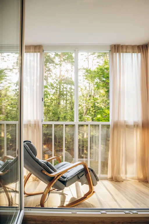 Студия с видом на сосновый лес