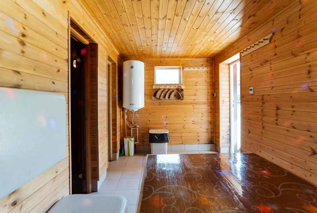 Бунгало на берегу озера в границе леса