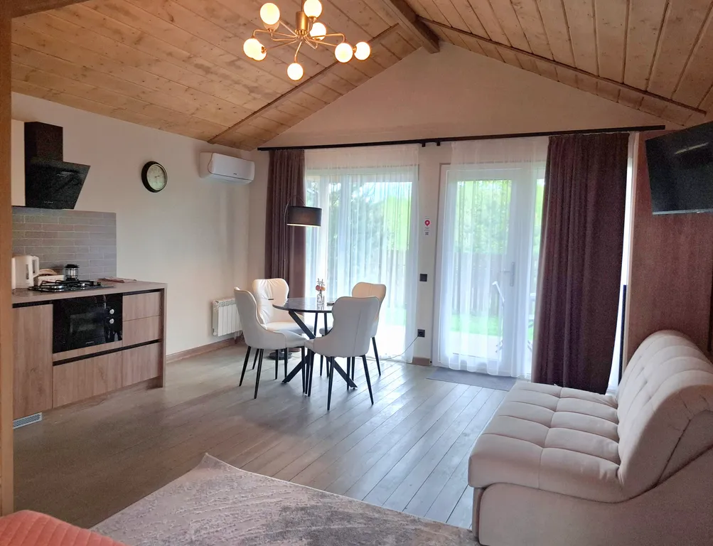 Уютный коттедж в лесу у пруда