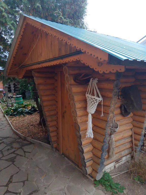 Домик с русской баней на берегу реки